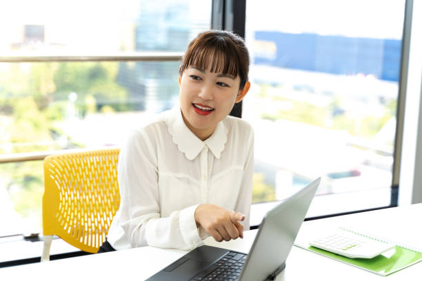 istock Showing a laptop and having a meeting 1346197692