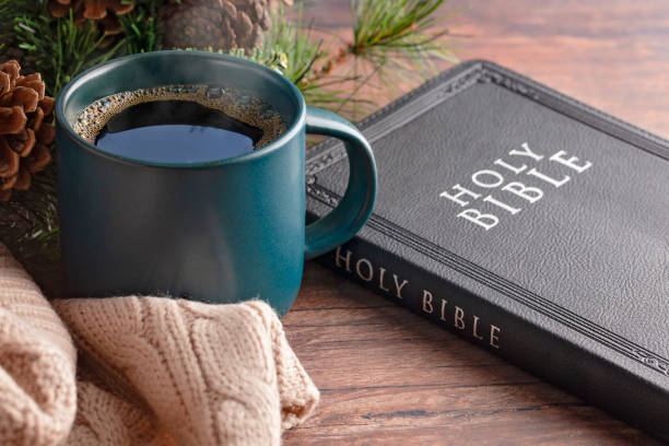 tazza di caffè caldo e una bibbia per la fredda mattina d'inverno - bibbia foto e immagini stock