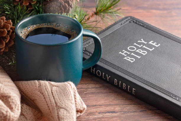 ホットコーヒーのカップと寒い冬の朝のための聖書 - 聖書 ストックフォトと画像