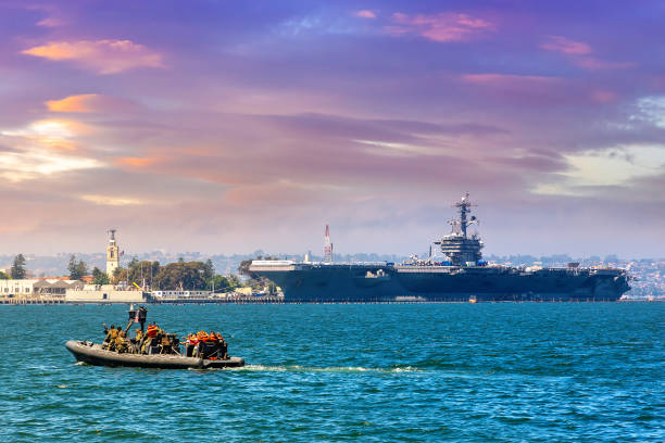 marinewachboot der us naval base - navy stock-fotos und bilder