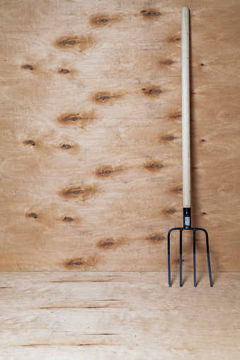 Tenedor sobre soporte de mango de madera sobre fondo de madera photo