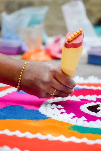 ręka dziewczyny tworząca projekt rangoli w różnych kolorach podczas festiwalu diwali w indiach. - rangoli zdjęcia i obrazy z banku zdjęć
