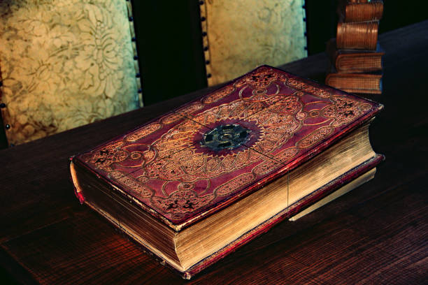 stara książka na stole - bible old book ancient zdjęcia i obrazy z banku zdjęć