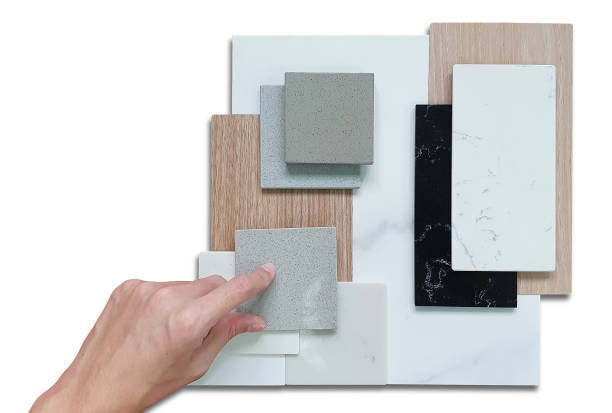 designer's hand pointing to mood board for interior design contains marble stone, artificial stone, oak veneer, laminated, tile samples isolated on white background with clipping path. la mano del diseñador que apunta al tablero de estado de ánimo para el diseño de interiores contiene piedra de mármol, piedra artificial, chapa de roble, laminado, muestras de azulejos aisladas sobre fondo blanco con trayectoria de recorte.