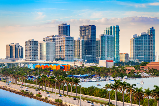 Miami, Florida, EE.UU. Horizonte del centro de la ciudad sobre MacAurther Causeway photo