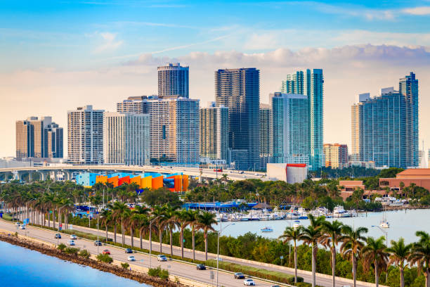 miami, florida, ee.uu. horizonte del centro de la ciudad sobre macaurther causeway - miami fotografías e imágenes de stock