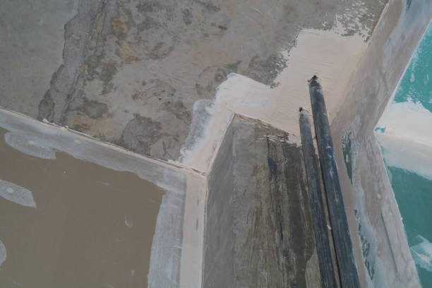 istock Corner between concrete wall and drywall. water pipes in the middle. interior construction. renovation process 1346230131