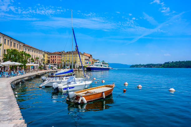 salò - bellissimo borgo sul lago di garda, italia - destinazione turistica di viaggio - tourist resort lake italy scenics foto e immagini stock