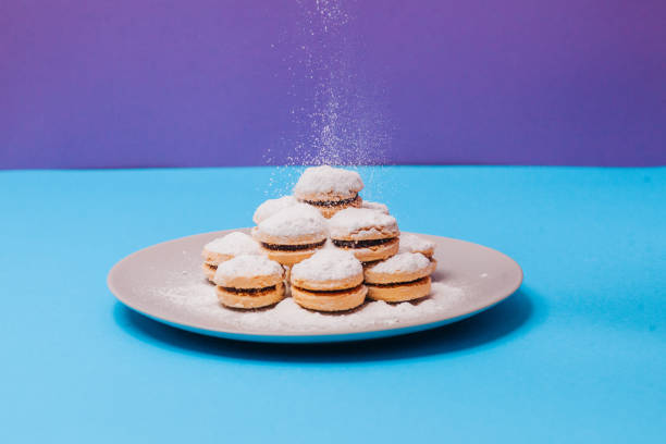 baked biscuit with jam powder with sugar - biscotti jam biscuit cookie biscuit imagens e fotografias de stock