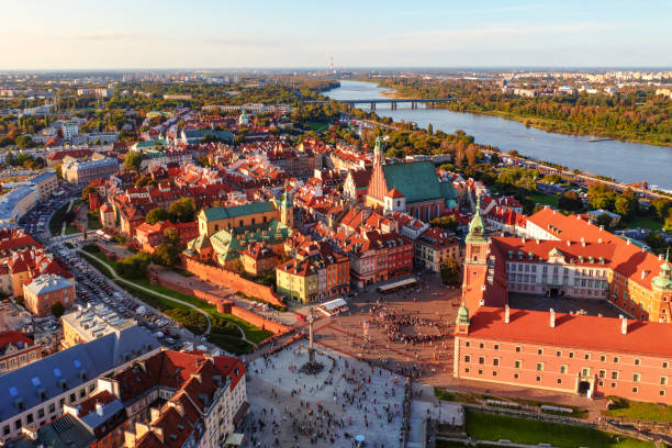 vista aerea del centro storico di varsavia in polonia durante il tramonto - fiume vistola foto e immagini stock