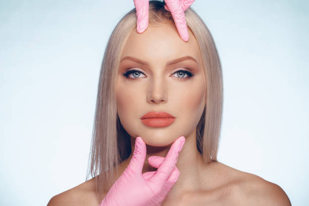 ritratto di giovane donna caucasica. concetto di iniezione cosmetica di botox - plastic protective glove wrinkle treatment medical instrument foto e immagini stock
