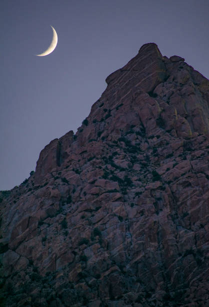 berg und mond im holy canyon lanscape. - kumeyaay stock-fotos und bilder