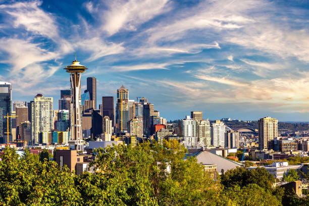 paysage urbain de seattle et space needle - seattle skyline cityscape space needle photos et images de collection