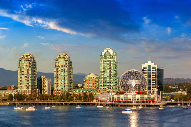 фолс-крик в ванкувере, канада - vancouver harbor vancouver harbor marina стоковые фото и изображения