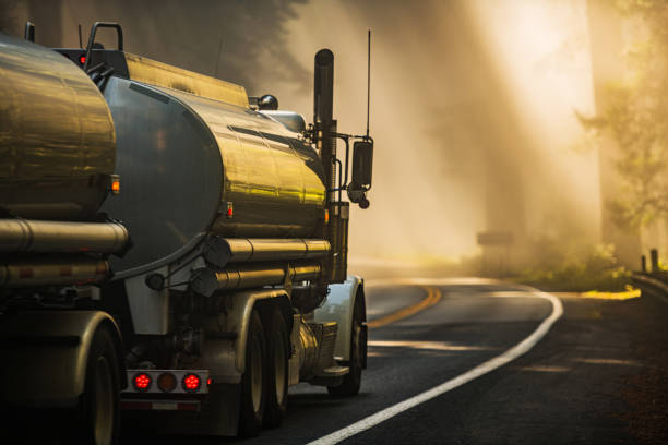 경치 좋은 레드우드 고속도로의 세미 탱크 트럭 - truck fuel tanker transportation mode of transport 뉴스 사진 이미지