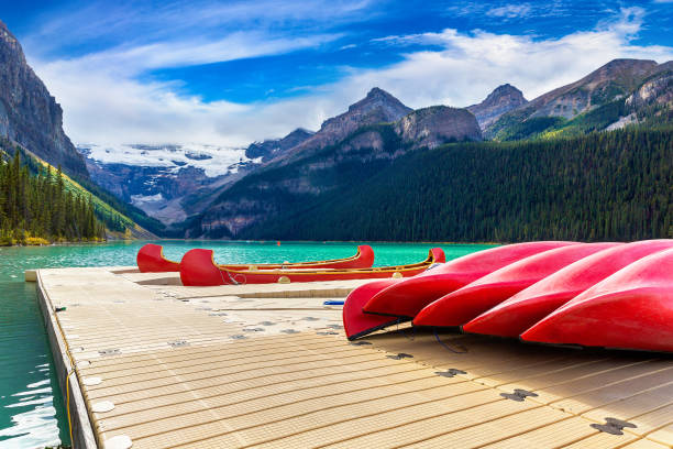 canoes on lake louise, banff - jasper national park imagens e fotografias de stock