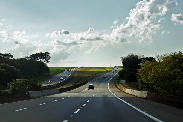 punto de vista del conductor en la autopista - journey travel road sky fotografías e imágenes de stock