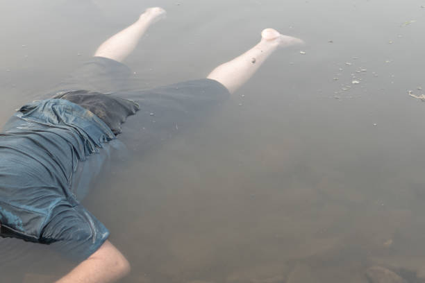 el cuerpo de un hombre muerto ahogado en el río, muerto en el agua, un cadáver azulado - blood human hand women murder fotografías e imágenes de stock