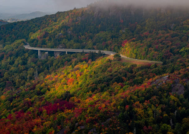 istock Autumn sunrise views along the Blue Ridge Parkway 1346268802