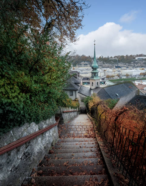 imbergstiege stairs e st johns on imberg church durante o outono - salzburgo, áustria - imberg - fotografias e filmes do acervo