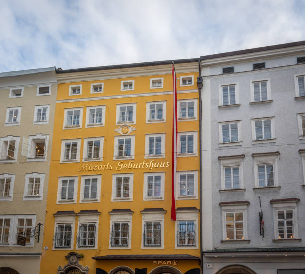 モーツァルトの生家 - ザルツブルク、オーストリア - getreidegasse ストックフォトと画像
