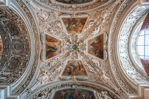 потолок зальцбургского собора - зальцбург, австрия - indoors cathedral salzburg cathedral salzburg стоковые фото и изображения