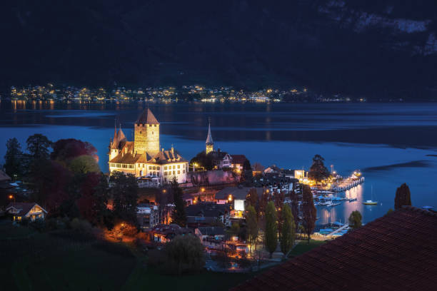 夜のスピーツ城とスーン湖の城教会の空中写真 - スピーズ、スイス - lake thun switzerland night lake ストックフォトと画像
