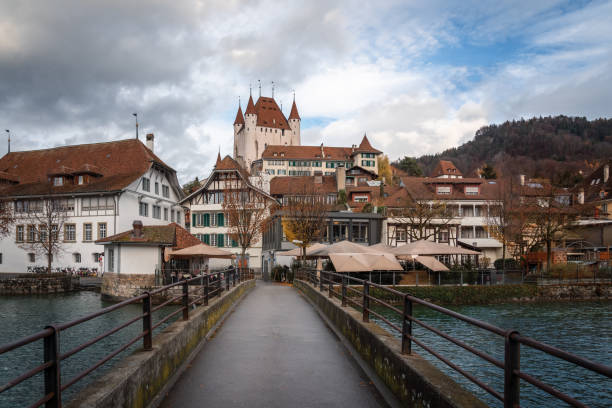 ponte e vista della città di thun con il castello di thun (schlossberg thun) sullo sfondo - thun, svizzera - thun cityscape famous place switzerland foto e immagini stock
