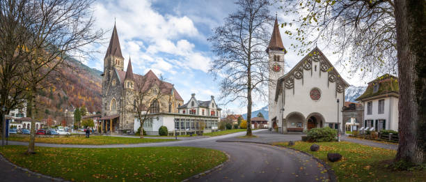 vue panoramique de l’église du château d’interlaken (schlosskirche) et de l’église catholique saint-joseph - interlaken, suisse - interlaken photos et images de collection
