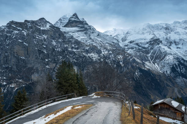 carretera en murren con la montaña jungfrau al fondo - silberhorn y schwarz monch partes - murren, suiza - silberhorn fotografías e imágenes de stock