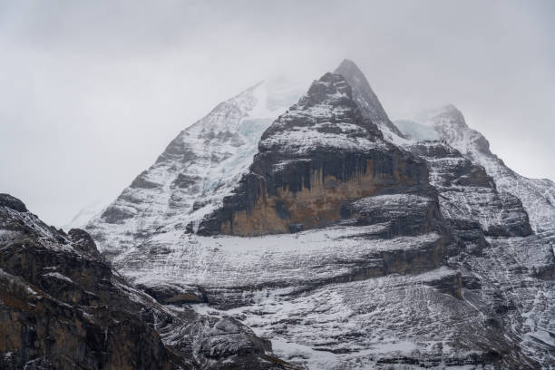 pico silberhorn con neblina brumosa - parte de la montaña jungfrau en los alpes berneses - murren, suiza - silberhorn fotografías e imágenes de stock