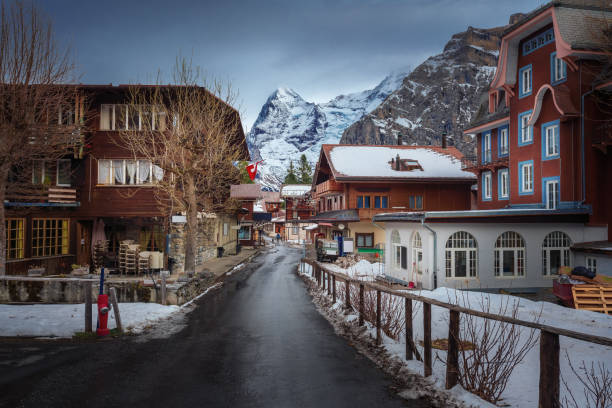 calle y edificios en murren village con la montaña eiger al fondo - murren, suiza - eiger switzerland mountain sport fotografías e imágenes de stock