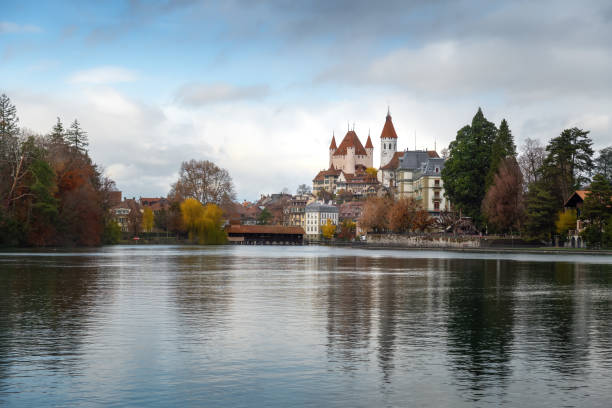 툰캐슬, 툰시티 교회(슈타트키르체), 아레 강이 있는 툰 스카이라인 - 툰, 스위스 - thun cityscape famous place switzerland 뉴스 사진 이미지