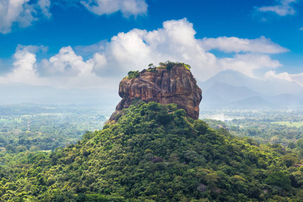 lion rock en sigiriya, sri lanka - exotic location fotografías e imágenes de stock