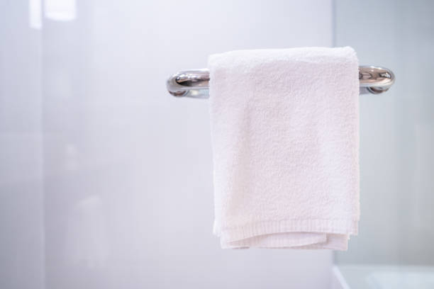 toalla desinfectada colgando en el baño. - towel hanging bathroom railing fotografías e imágenes de stock