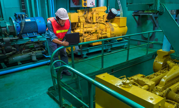 азиатский молодой инженер с помощью ноутбука проверяет систему качества двигателя внутри машинного отделения рыболовного судна - engine room стоковые фото и изображения