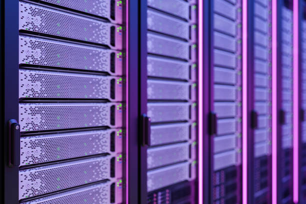gros plan de la salle des serveurs avec des lumières violettes - network server rack computer mainframe photos et images de collection