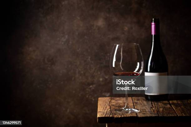 赤ワインのグラス - ワインレッドのストックフォトや画像を多数ご用意 - ワインレッド, 注ぐ, 酒場