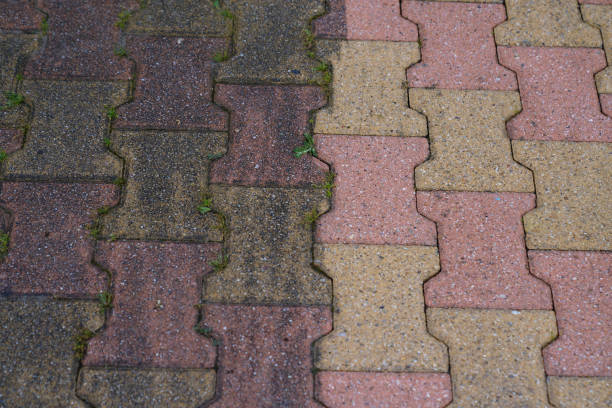 contrast between dirt old auto block slab paving slabs floor dirty clean pressured washed concrete before and after cleaning - driveway brick paving stone interlocked imagens e fotografias de stock