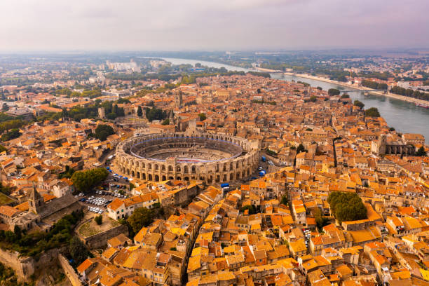 widok z lotu ptaka na stare miasto arles, francja - amphitheater zdjęcia i obrazy z banku zdjęć