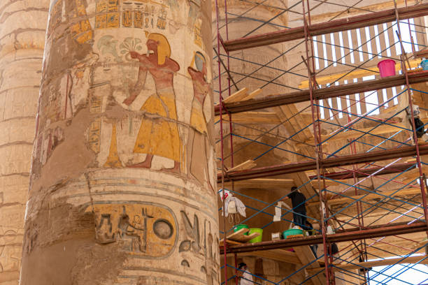 pulizia delle 134 colonne nella grande sala ipostila del complesso del tempio di karnak. - temple of luxor hypostyle hall foto e immagini stock