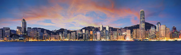 horizon panoramique de hong kong la nuit - hong kong skyline panoramic china photos et images de collection