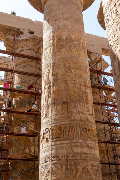 pulizia delle 134 colonne nella grande sala ipostila del complesso del tempio di karnak. - temple of luxor hypostyle hall foto e immagini stock