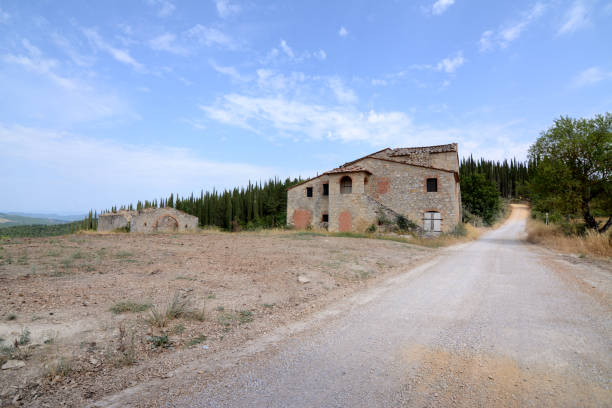 гравийная дорога в фонтерутоли, провинция сиена, тоскана - tuscany abandoned стоковые фото и изображения