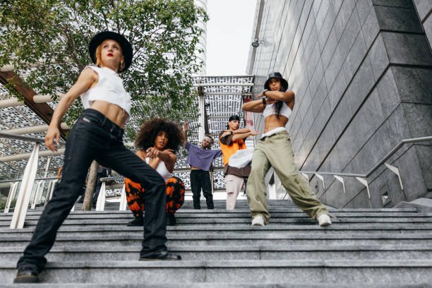 grupo de baile de hombres y mujeres jóvenes actuando en las calles de la ciudad - urban scene variation black and white steps fotografías e imágenes de stock