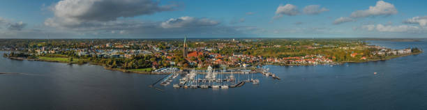 vue aérienne panoramique de la ville de schleswig sur le firth of schlei, schleswig-holsten, allemagne. - schleswig photos et images de collection