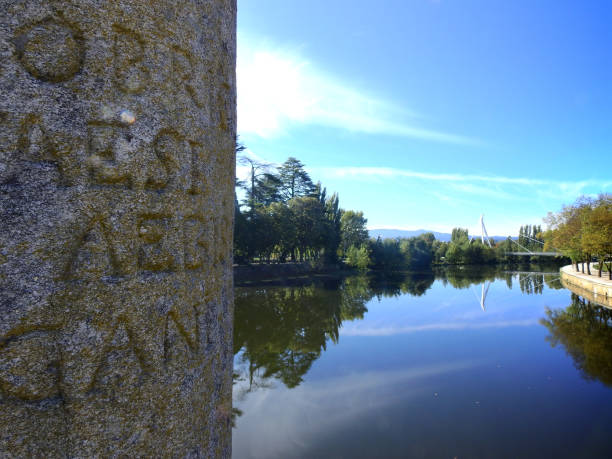 pont romain de trajano avec sa colonne commémorative, à chaves, portugal - trajano photos et images de collection