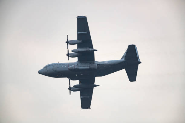 ロッキードc-130ヘラクレス軍用機は日没時に空中を飛んで - lockheed c 130 hercules military airplane military british military ストックフォトと画像