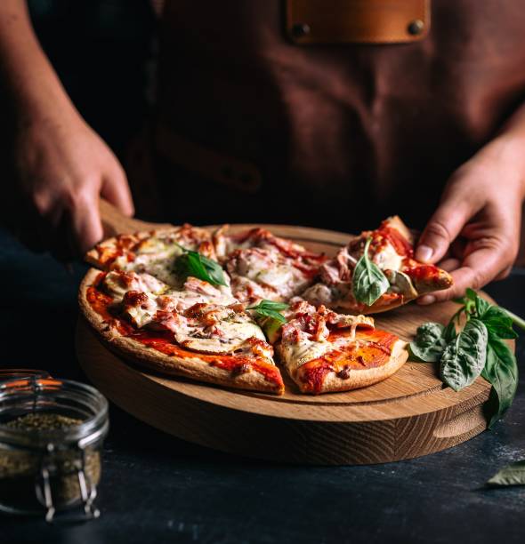 preparazione della pizza - pizza one person service human hand foto e immagini stock