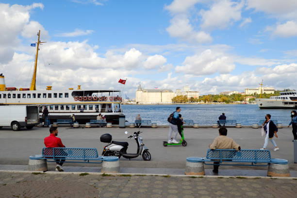 les gens et le merveilleux paysage nuageux sur la côte de kadikoy à istanbul - editorial sea white ship photos et images de collection